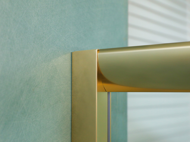 کابین دوش کشویی SQUARE، شیشه شفاف با چاپ، پروفیل آلومینیومی طلایی، دستگیره دو سوراخ، دارای سینی کابین دوش کشویی SQUARE، شیشه شفاف با چاپ، پروفیل آلومینیومی طلایی، دستگیره دو سوراخ، دارای سینی