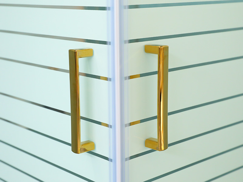 کابین دوش کشویی SQUARE، شیشه شفاف با چاپ، پروفیل آلومینیومی طلایی، دستگیره دو سوراخ، دارای سینی کابین دوش کشویی SQUARE، شیشه شفاف با چاپ، پروفیل آلومینیومی طلایی، دستگیره دو سوراخ، دارای سینی