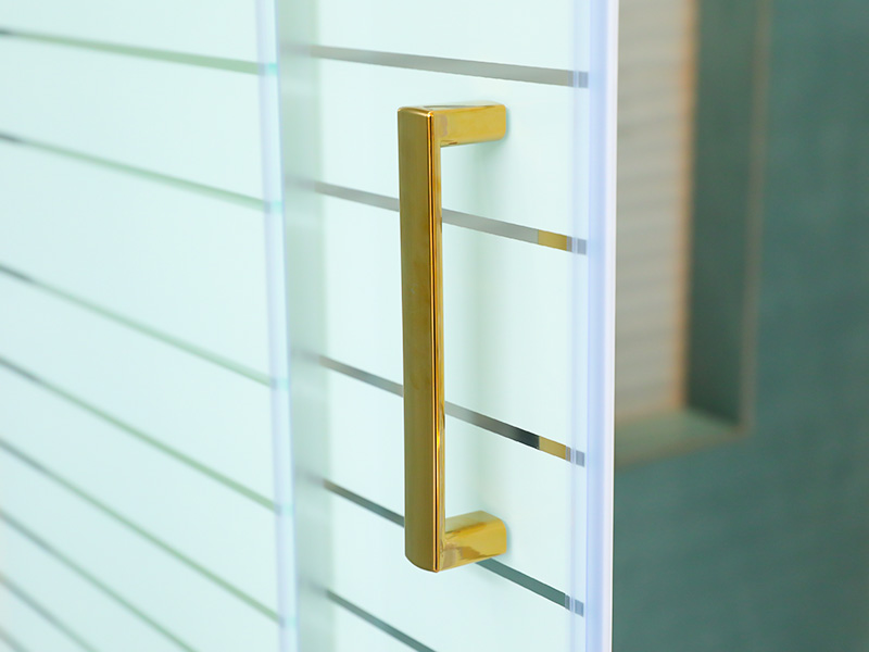 کابین دوش کشویی SQUARE، شیشه شفاف با چاپ، پروفیل آلومینیومی طلایی، دستگیره دو سوراخ، دارای سینی کابین دوش کشویی SQUARE، شیشه شفاف با چاپ، پروفیل آلومینیومی طلایی، دستگیره دو سوراخ، دارای سینی