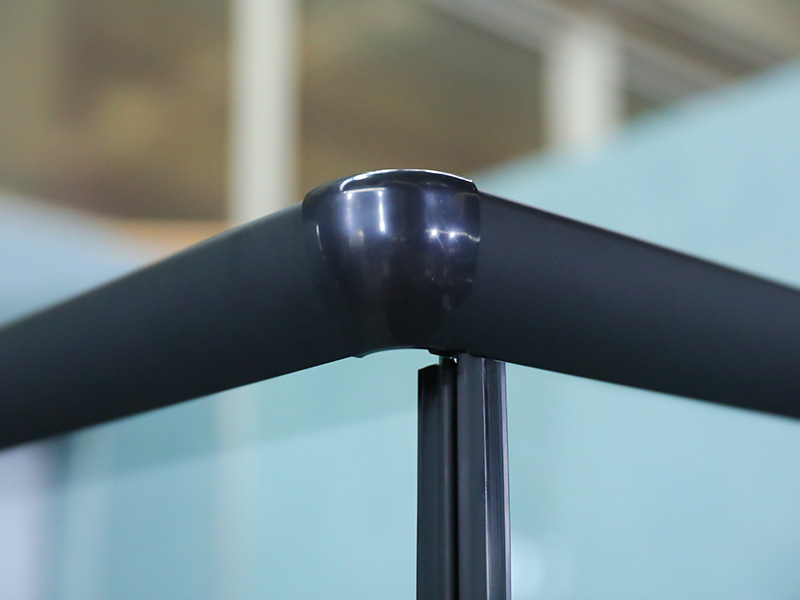 کابین دوش کشویی RE، شیشه شفاف با چاپ، پروفیل آلومینیومی مشکی، دستگیره دو سوراخ، با سینی کابین دوش کشویی RE، شیشه شفاف با چاپ، پروفیل آلومینیومی مشکی، دستگیره دو سوراخ، با سینی