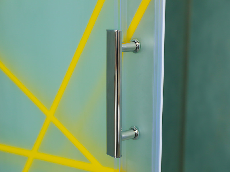 کابین دوش کشویی RE، شیشه مات با چاپ، پروفیل آلومینیومی طلایی، دستگیره دو سوراخ، با سینی کابین دوش کشویی RE، شیشه مات با چاپ، پروفیل آلومینیومی طلایی، دستگیره دو سوراخ، با سینی