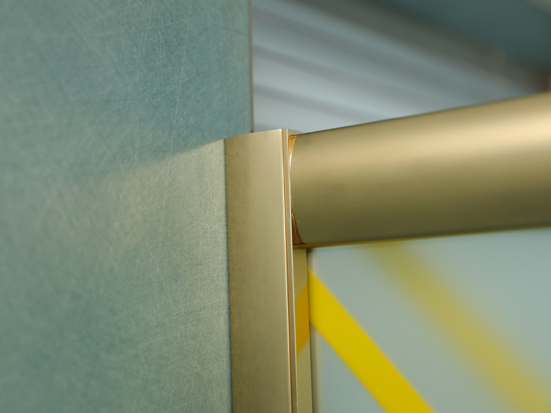 کابین دوش کشویی RE، شیشه مات با چاپ، پروفیل آلومینیومی طلایی، دستگیره دو سوراخ، با سینی کابین دوش کشویی RE، شیشه مات با چاپ، پروفیل آلومینیومی طلایی، دستگیره دو سوراخ، با سینی