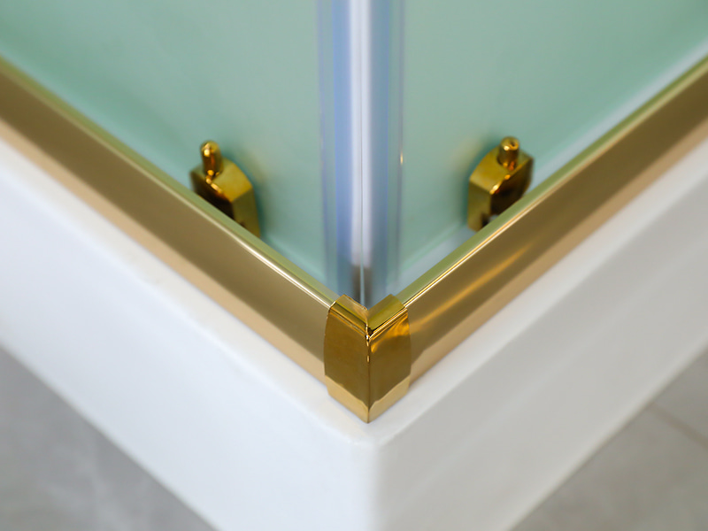 کابین دوش کشویی RE، شیشه مات با چاپ، پروفیل آلومینیومی طلایی، دستگیره دو سوراخ، با سینی کابین دوش کشویی RE، شیشه مات با چاپ، پروفیل آلومینیومی طلایی، دستگیره دو سوراخ، با سینی